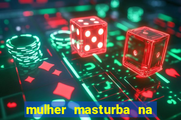 mulher masturba na quina da cama